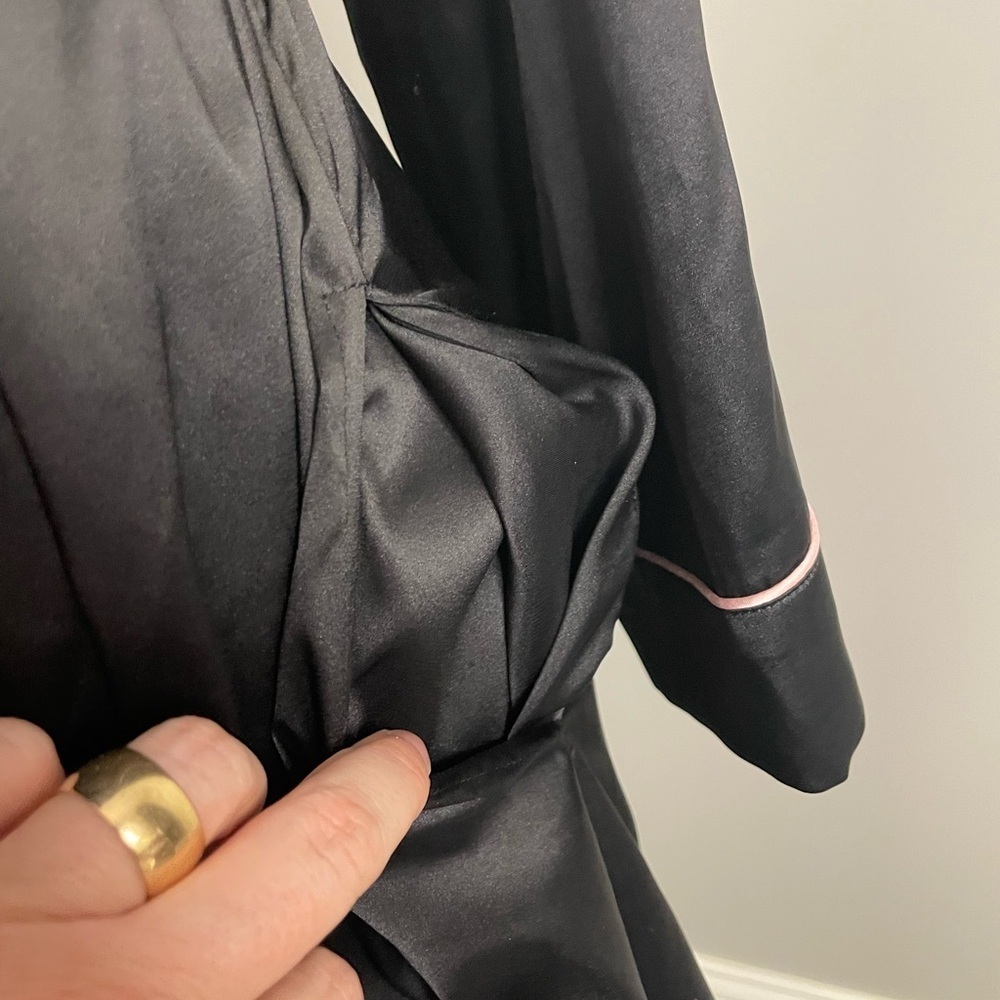 SOMA Black Satiny Robe Rose are Red Time for Bed S/M NWT Sexy Comfy - Picture 2 of 7